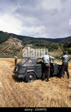 Die westdeutsche Grenzpolizei patrouilliert am Eisernen Vorhang. Die Grenze zwischen Ost- und Westdeutschland im Jahr 1983 Stockfoto