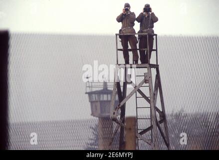 DDR Grenzposten an der Grenze zwischen Eisernen Vorhang Ost- und Westdeutschland bei Braunschweig 1983 Stockfoto