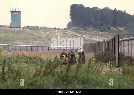 DDR Grenzposten an der Grenze zwischen Eisernen Vorhang Ost- und Westdeutschland bei Braunschweig 1983 Stockfoto