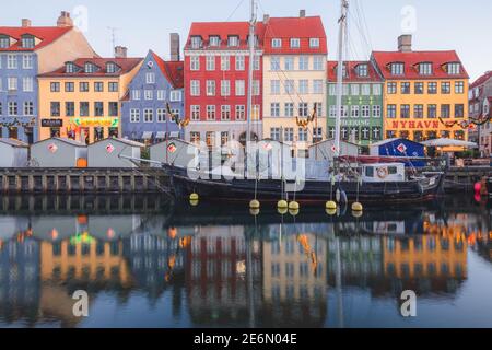 Kopenhagen, Dänemark - November 20 2017: Bunte frühmorgens Reflexion an der Uferpromenade des Nyhavn Canal (New Harbour), Unterhaltung und Touristen Stockfoto