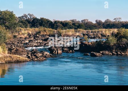 Popa Falls, Wasserfall im Bwabwata Nationalpark, eine Kaskade oder Stromschnellen des Okavango Flusses bei Bagani in Namibia, Afrika Stockfoto