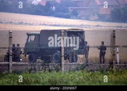 DDR Grenzposten an der Grenze zwischen Eisernen Vorhang Ost- und Westdeutschland bei Braunschweig 1983 Stockfoto