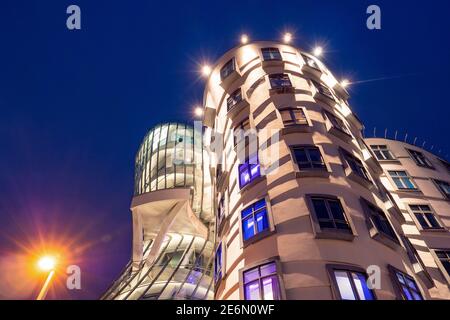 Prag, Tschechische Republik - Juli 10 2020: Tanzhaus Dachterrasse Detail beleuchtet bei Nacht, genannt Tancici Dum in der Tschechischen in Prag, entworfen von V Stockfoto