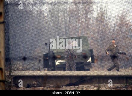 DDR Grenzposten an der Grenze zwischen Eisernen Vorhang Ost- und Westdeutschland bei Braunschweig 1983 Stockfoto