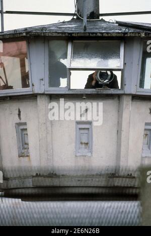 DDR Grenzposten an der Grenze zwischen Eisernen Vorhang Ost- und Westdeutschland bei Braunschweig 1983 Stockfoto