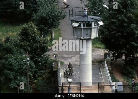 Watch Tower auf der Ostseite des Eisernen Vorhangs Grenze zwischen Est und Westdeutschland. 1983 Stockfoto