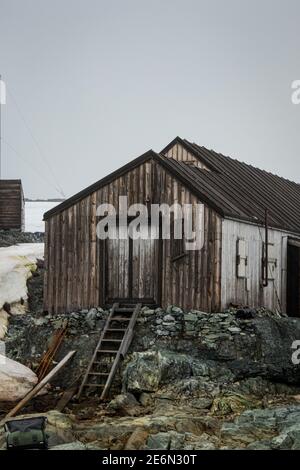 Verlassene Holzhütten in der British Base W, Detaille Island, Antarktis Stockfoto