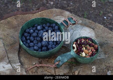 Zwei Schalen mit verschiedenen Süßigkeiten. Frische und getrocknete Beeren. Winkelansicht. Stockfoto