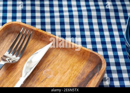 Metallbesteck auf Holztablett auf Küchentisch Stockfoto