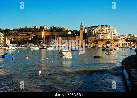 Marsaskala ist ein kleines Fischdorf mit dem Hafen an der Ostseite der Insel Malta Stockfoto