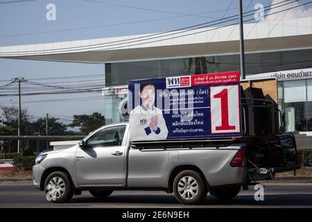 Chiangmai, Thailand - Dezember 17 2020: Privare Anzeige Pick up Truck für die Kommunalwahl. Foto an der Straße Nr. 1001 etwa 8 km von der Innenstadt Chiang Stockfoto