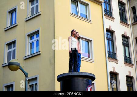 Sogenannte "Säulenheilige" (lebensechte Skulpturen auf Werbungssäulen). Künstler: Christoph Pöggeler. Lage: Düsseldorf, Burgplatz, Altstadt. Stockfoto