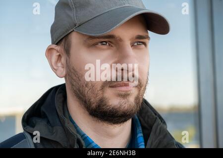 Portrait von seriösen selbstbewussten bärtigen Mann in Baseball-Cap suchen In die Ferne Stockfoto