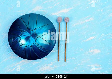 Hang, handpad, Trommel Musikinstrument. Stahltrommel, Hangpan Modernes Musikinstrument Stockfoto