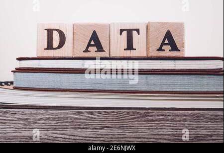 WORTDATEN auf Holzwürfeln auf hellem Hintergrund mit Kopie Platz Stockfoto