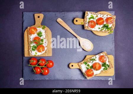 Gesunde Sandwiches aus Vollkorn Roggen-Knäckebrot . Das Konzept der gesunden Ernährung. Draufsicht Stockfoto