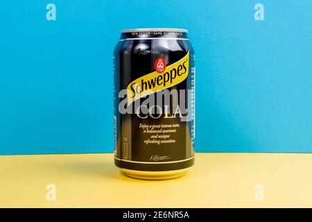 Tjumen, Russland-10. Dezember 2020: Aluminium-Dose des Schweppes Cola-Nahaufnahme-Logos. Stockfoto