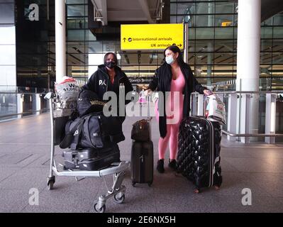 Elizabeth Svensson (links), 35 und Klaudia Zakrzewska, 27, aus London, kommen nach 15 Tagen Urlaub in Dubai in Großbritannien am Heathrow Terminal 2 an, während Englands dritter nationaler Sperre, um die Ausbreitung des Coronavirus einzudämmen. Bilddatum: Freitag, 29. Januar 2021. Stockfoto