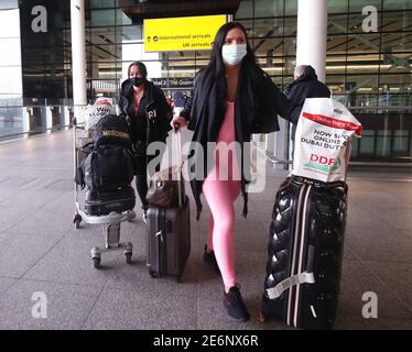 Elizabeth Svensson (links), 35 und Klaudia Zakrzewska, 27, aus London, kommen nach 15 Tagen Urlaub in Dubai in Großbritannien am Heathrow Terminal 2 an, während Englands dritter nationaler Sperre, um die Ausbreitung des Coronavirus einzudämmen. Bilddatum: Freitag, 29. Januar 2021. Stockfoto