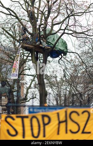 Räumung von Stop HS2 Demonstranten vom Euston Square Gardens Campingplatz, London, 27. Januar 2021. Demonstranten sitzen in einem Baumhaus. Stockfoto