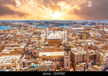 Luftaufnahme am frühen Morgen bei Sonnenaufgang der Lady of Mount Carmel Kirche, St. Paul's Cathedral in Valletta Stadtzentrum, Malta Stockfoto
