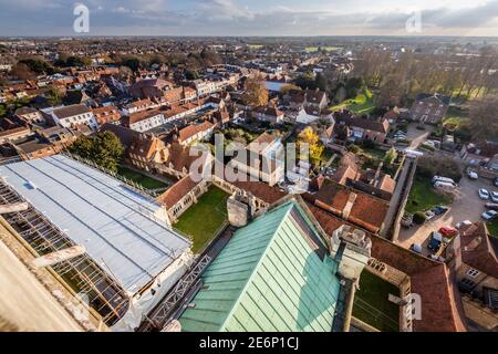 Das Dach des südlichen Querschiffs von der Laterne der Chichester Kathedrale aus gesehen, zeigt das Kupfer vor der Renovierung mit traditionellem Blei. Bilddatum Stockfoto