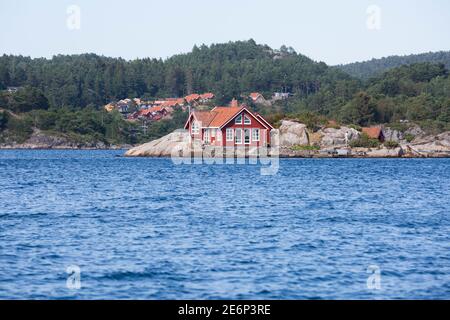 Rot gestrichenes Haus auf der Insel Skjernoy in Noway Stockfoto