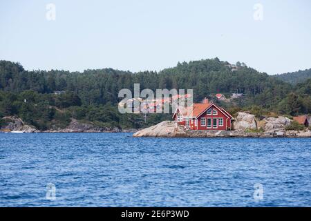 Rot gestrichenes Haus auf der Insel Skjernoy in Noway Stockfoto