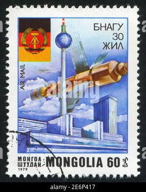 MONGOLEI - UM 1979: Briefmarke gedruckt von der Mongolei, zeigt DDR-Flagge, TV, Turm, Berlin, Satellit, um 1979 Stockfoto