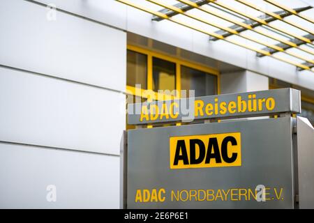 Nürnberg, Deutschland. Januar 2021. Das Logo des Automobilclubs ADAC steht auf einer Säule vor dem Gebäude am Hauptsitz des ADAC-Nordbayern. Quelle: Daniel Karmann/dpa/Alamy Live News Stockfoto