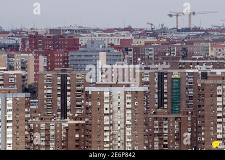 Madrid, Spanien. Januar 2021. Blick auf ein Wohngebiet in Madrid. Einer von drei Haushalten in der Stadt Madrid wurde wegen der Krise des Coronavirus (COVID-19) über 2020 verarmt, so ein Bericht über die Auswirkungen der Pandemie auf das Wohlergehen der Familien von Madrid, der heute vom Vizebürgermeister Begoña Villacis vorgestellt wurde. Mit dem Delegierten für Familien, Gleichstellung und Soziales, Pepe Aniorte. Quelle: Marcos del Mazo/Alamy Live News Stockfoto