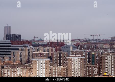 Madrid, Spanien. Januar 2021. Blick auf ein Wohngebiet in Madrid. Einer von drei Haushalten in der Stadt Madrid wurde wegen der Krise des Coronavirus (COVID-19) über 2020 verarmt, so ein Bericht über die Auswirkungen der Pandemie auf das Wohlergehen der Familien von Madrid, der heute vom Vizebürgermeister Begoña Villacis vorgestellt wurde. Mit dem Delegierten für Familien, Gleichstellung und Soziales, Pepe Aniorte. Quelle: Marcos del Mazo/Alamy Live News Stockfoto