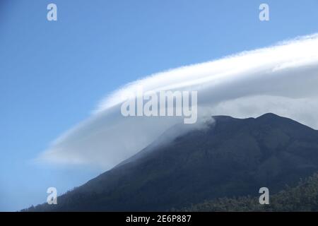 Das Phänomen der Netzwolken über dem Berg Arjuno in der Regenzeit. Linsenwolken sind stationäre Wolken, die sich in der Troposphäre in Perp bilden Stockfoto