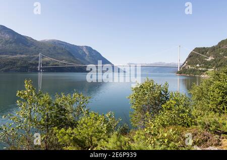 Die große Hängebrücke Hardangerbrua über den Eidfjord in Norwegen Stockfoto