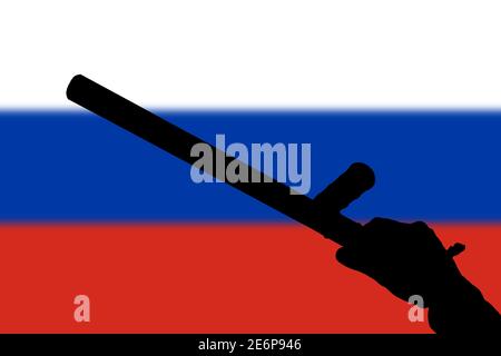 Hand mit Polizei Tonfa Gummistock Silhouette und verschwommen russisch Flagge im Hintergrund - gewalttätiges Konzept der Aufstandskontrolle Stockfoto