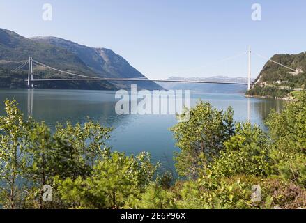 Die große Hängebrücke Hardangerbrua über den Eidfjord in Norwegen Stockfoto