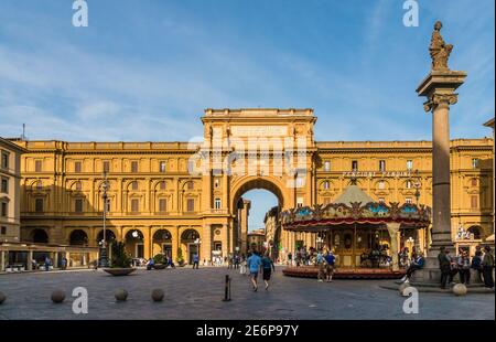 Panoramablick auf den Stadtplatz Piazza della Repubblica in Florenz mit den Säulengängen, dem Triumphbogen mit dem Namen Arcone und der Säule... Stockfoto