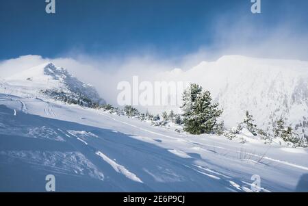 Snowy Mount Snowy Mountains - Mountain Peak - getrennt Weißer Hintergrund Stockfoto