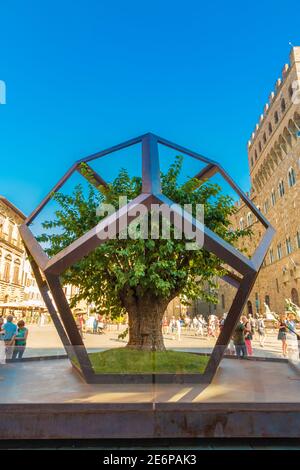 Schöne Nahaufnahme des Dodekaeders mit dem Maulbeerbaum in der Mitte, installiert auf dem Platz Piazza della Signoria in Florenz. Es ist die... Stockfoto