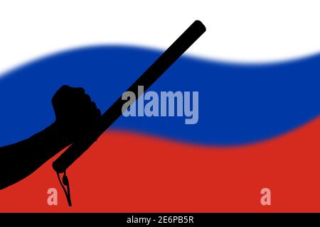 Hand mit Polizei Tonfa Gummistock Silhouette und verschwommen russisch Flagge im Hintergrund - gewalttätiges Konzept der Aufstandskontrolle Stockfoto