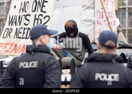 Räumung von Stop HS2 Demonstranten vom Campingplatz in Euston Square Gardens, London, 27. Januar 2021. Die Polizei hat einen Protestierenden im Lager im Auge. Stockfoto