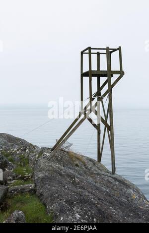 Holzaussicht an der Küste von Jelsa am Boknafjord mit Blick auf die Nordsee, eingewickelt in frühen Morgennebel; unterwegs nach Norwegen Stockfoto