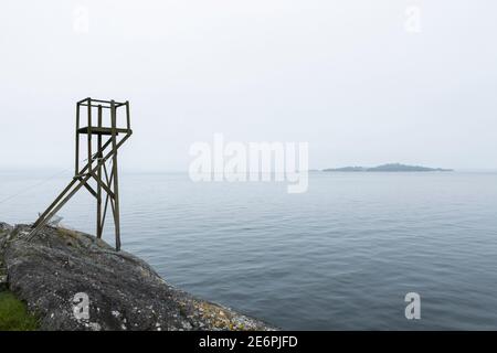 Holzaussicht an der Küste von Jelsa am Boknafjord mit Blick auf die Nordsee, eingewickelt in frühen Morgennebel; unterwegs nach Norwegen Stockfoto