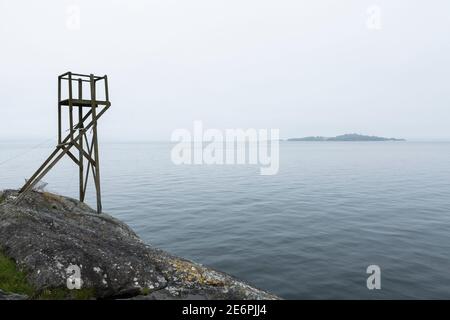 Holzaussicht an der Küste von Jelsa am Boknafjord mit Blick auf die Nordsee, eingewickelt in frühen Morgennebel; unterwegs nach Norwegen Stockfoto