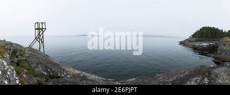 Panorama der Küste von Jelsa mit einem hölzernen Aussichtspunkt zur Nordsee, die in den frühen Morgennebel gehüllt ist; Reisen Norwegen Stockfoto