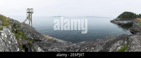 Panorama der Küste von Jelsa mit einem hölzernen Aussichtspunkt zur Nordsee, die in den frühen Morgennebel gehüllt ist; Reisen Norwegen Stockfoto