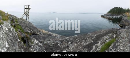 Panorama der Küste von Jelsa mit einem hölzernen Aussichtspunkt zur Nordsee, die in den frühen Morgennebel gehüllt ist; Reisen Norwegen Stockfoto