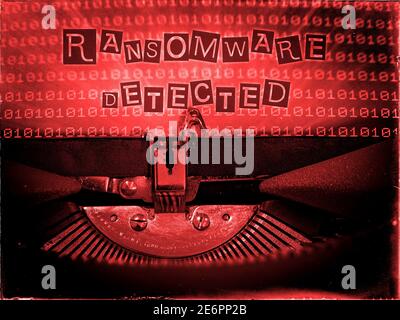 Ransomware erkannt, mechanische Schreibmaschine, Binärcode Hintergrund, Rotton, Vintage verzerrten Look, Lösegeld Note Typografie Stockfoto