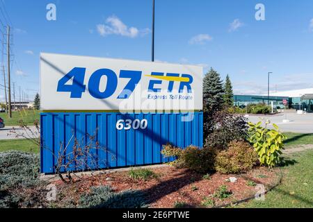 Woodbridge, Ontario, Kanada - 8. Oktober 2020: 407 ETR unterzeichnen unter 407 ETR Concession Company Limited Unternehmensbüro in Woodbridge, Ontario, Kanada. Stockfoto