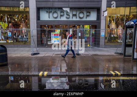 London, Großbritannien. Januar 2021. Top Shop ist jetzt eingezäunt, da es Teil der zusammengebrochenen arcadia-Gruppe ist - viele Handels- und Freizeiteinrichtungen haben seit Beginn der Pandemie geschlossen. Schwierige Zeiten für die Hauptstraße während der nationalen Lockdown 3. Die Anweisung der Regierung ist, dass alle zu Hause bleiben, um den Druck auf den NHS zu retten. Kredit: Guy Bell/Alamy Live Nachrichten Stockfoto